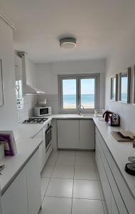Kuchyň nebo kuchyňský kout v ubytování Belle vue - Vue panoramique sur la Mer