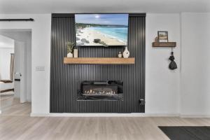 TV/trung tâm giải trí tại Modern Cozy Cottage Near Redwoods & Pristine Beaches