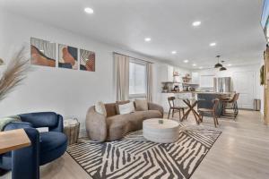 Khu vực ghế ngồi tại Modern Cozy Cottage Near Redwoods & Pristine Beaches