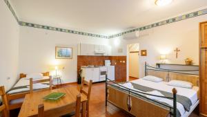 En eller flere senge i et værelse på Villa Stavros by Villas Guide + 41 billeder