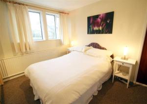 a bedroom with a large white bed and a window at 1 Bed in Bishopston oc-hh648 in Bishopston