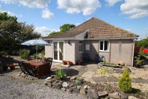 a small house with a table and an umbrella at 1 Bed in Bishopston oc-hh648 in Bishopston