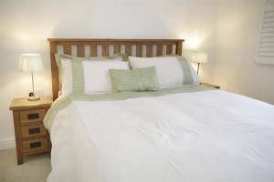 En eller flere senge i et værelse på 4 Bed in Gower oc-hh672