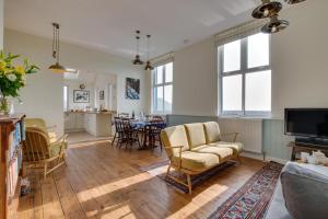 een woonkamer met stoelen en een eetkamer bij 3 Bed in Aberystwyth oc-bow115 in Aberystwyth