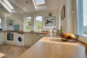 een keuken met een spoelbak en een wasmachine bij 3 Bed in Aberystwyth oc-bow115 in Aberystwyth