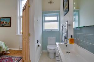 een badkamer met een bad, een toilet en een wastafel bij 3 Bed in Aberystwyth oc-bow115 in Aberystwyth +20 foto's