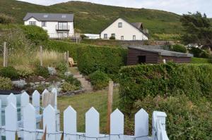 een wit hek voor een huis bij 3 Bed in Aberystwyth oc-bow115 in Aberystwyth