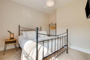 een slaapkamer met een bed en een nachtkastje bij 2 Bed in Eye oc-4lamb in Eye