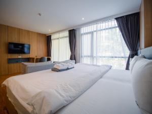 Postel nebo postele na pokoji v ubytování Wyndham Garden 1220 Modern Studio Next to Naithon + 23 fotografií