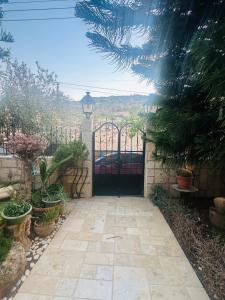 Una puerta a un jardín con vistas en Hayek Guest Villa, en Bethlehem