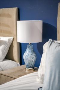 een blauwe en witte vaas op een tafel naast een bed bij Mayfield House in Newtongrange