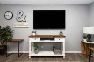 Et tv og/eller underholdning på Bright Open Plan Home, Covered Patio, Trail Access