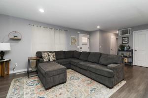 Et opholdsområde på Bright Open Plan Home, Covered Patio, Trail Access