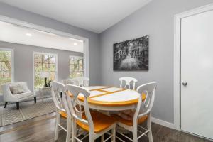 Et opholdsområde på Bright Open Plan Home, Covered Patio, Trail Access + 18 billeder