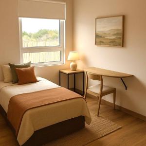 ein Schlafzimmer mit einem Bett und einem Tisch und einem Fenster in der Unterkunft Gota de Piedra in San Francisco Solano