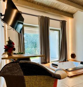 een woonkamer met een tafel en een stoel bij I SECOLARI in Sannicandro di Bari