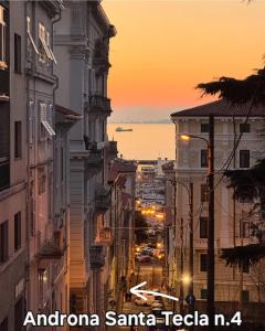 een stadsstraat bij zonsondergang met de woorden andanta santa teresa n bij Le Petit Phare in Trieste