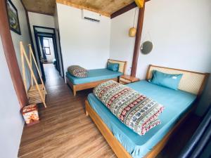 a room with a bed and a couch in a room at Nhà Dâu Homestay in Muong Cha