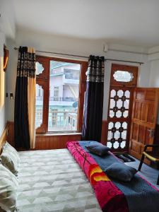 a bedroom with a large bed and a window at Rana Ridges in Banjār