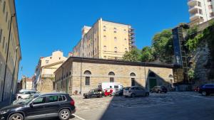 een groep auto's geparkeerd op een parkeerplaats voor een gebouw bij Le Petit Phare in Trieste +65 foto's