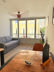 un salon avec un canapé et une table dans l'établissement Studio with balcony, à Tournon-sur-Rhône