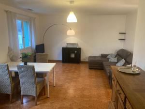 een woonkamer met een bank en een tafel bij 2chambres 70m2 proche centre ville in Alès