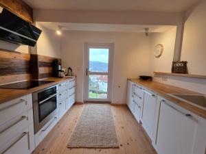 Kuchyň nebo kuchyňský kout v ubytování Ferienwohnung Auszeit