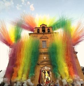 een hoog gebouw met een regenboog ervoor bij Glory House in Mazzarino