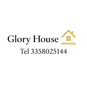 een uithangbord voor een winkelpand met de woorden 'blijf thuis' bij Glory House in Mazzarino