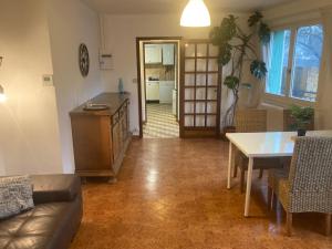 een woonkamer met een bank en een tafel bij 2chambres 70m2 proche centre ville in Alès