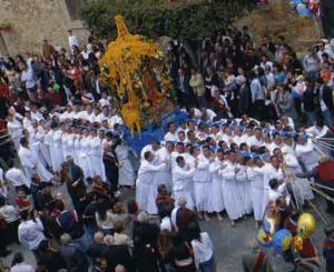 een groep mensen in witte kleding voor een menigte bij Glory House in Mazzarino