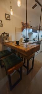 een houten tafel in een kamer met een keuken bij vila Damascena in Pirot