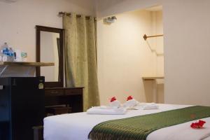 En eller flere senge i et værelse på Lanta White Rock Resort + 12 billeder