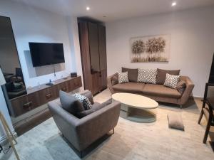 a living room with two couches and a table at Appartement familial centre de Hydra in Hydra