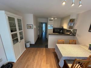a kitchen and a dining room with a table in a room at Residence Rodin in Nieuwpoort