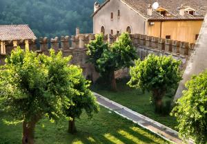 een groep bomen in een tuin naast een gebouw bij Colonna House in Genazzano