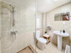 een badkamer met een toilet, een wastafel en een douche bij Semiramis Boutique Hotel & Spa in Kato Platres +44 foto's