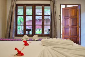 En eller flere senge i et værelse på Lanta White Rock Resort