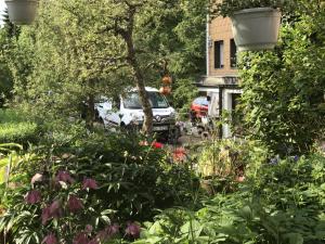 een tuin met een witte auto geparkeerd in een tuin bij Waldhorn Dobel in Dobel