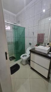 een badkamer met toilet, douche en wastafel bij Suíte Master, Ar condicionado,Tela Cinema 150" Netflix, Globo Pousada Tijucas Lua Encantada in Tijucas +14 foto's
