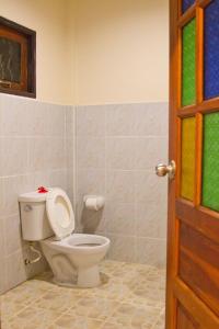 Et badeværelse på Lanta White Rock Resort