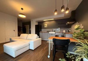 un salon avec un canapé et une table dans l'établissement Studio in Centro Stile Buenos Aires con Check-in Automatico H24 e Parcheggio Gratuito, à Casale Monferrato