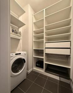 une buanderie blanche avec un lave-linge. dans l'établissement Studio in Centro Stile Buenos Aires con Check-in Automatico H24 e Parcheggio Gratuito, à Casale Monferrato