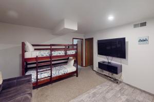 Giường trong phòng chung tại Empire Coalition 207