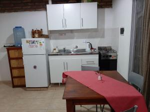 Køkken eller tekøkken på Cabañas en monte autóctono con pileta + 14 billeder