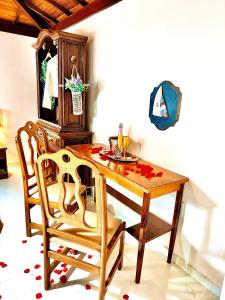 mesa de comedor con 2 sillas y espejo en Villa Baobá Pousada & Spa, en Búzios