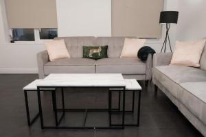 un salon avec un canapé et une table basse dans l'établissement K Suites - Fulbridge Road 116, à Paston