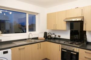 une cuisine avec un évier et une cuisinière four supérieur dans l'établissement K Suites - Fulbridge Road 116, à Paston 17 autres photos