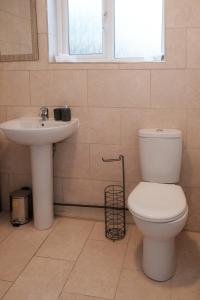 une salle de bains avec toilettes et lavabo dans l'établissement K Suites - Fulbridge Road 116, à Paston