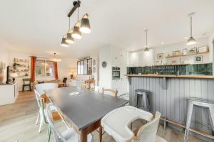 een keuken en eetkamer met een tafel en stoelen bij Suzanne House 2 Bedrooms Private garden in Saint-Coulomb